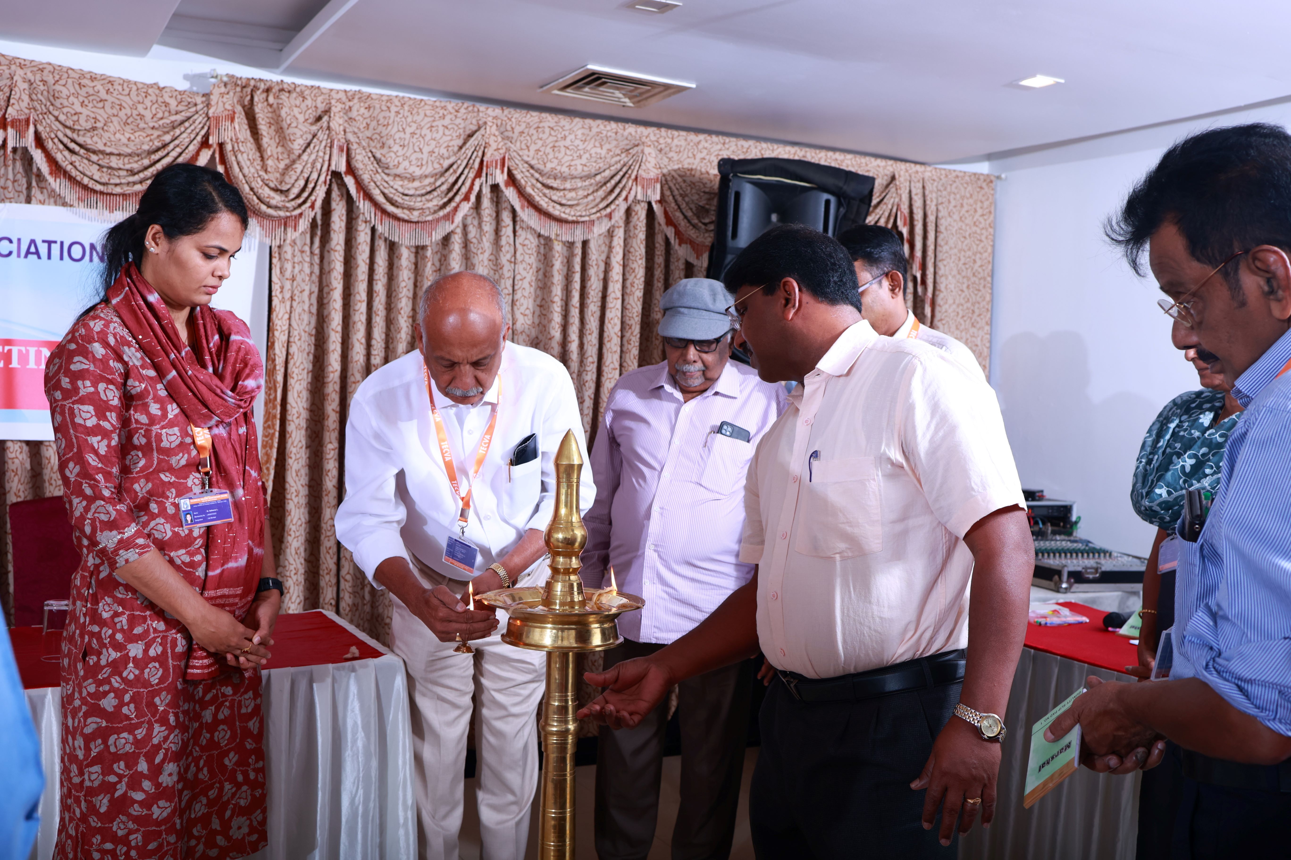 Lighting of lamp by VR. Ooommen C Vengal (Kottayam & Idukki V.P)