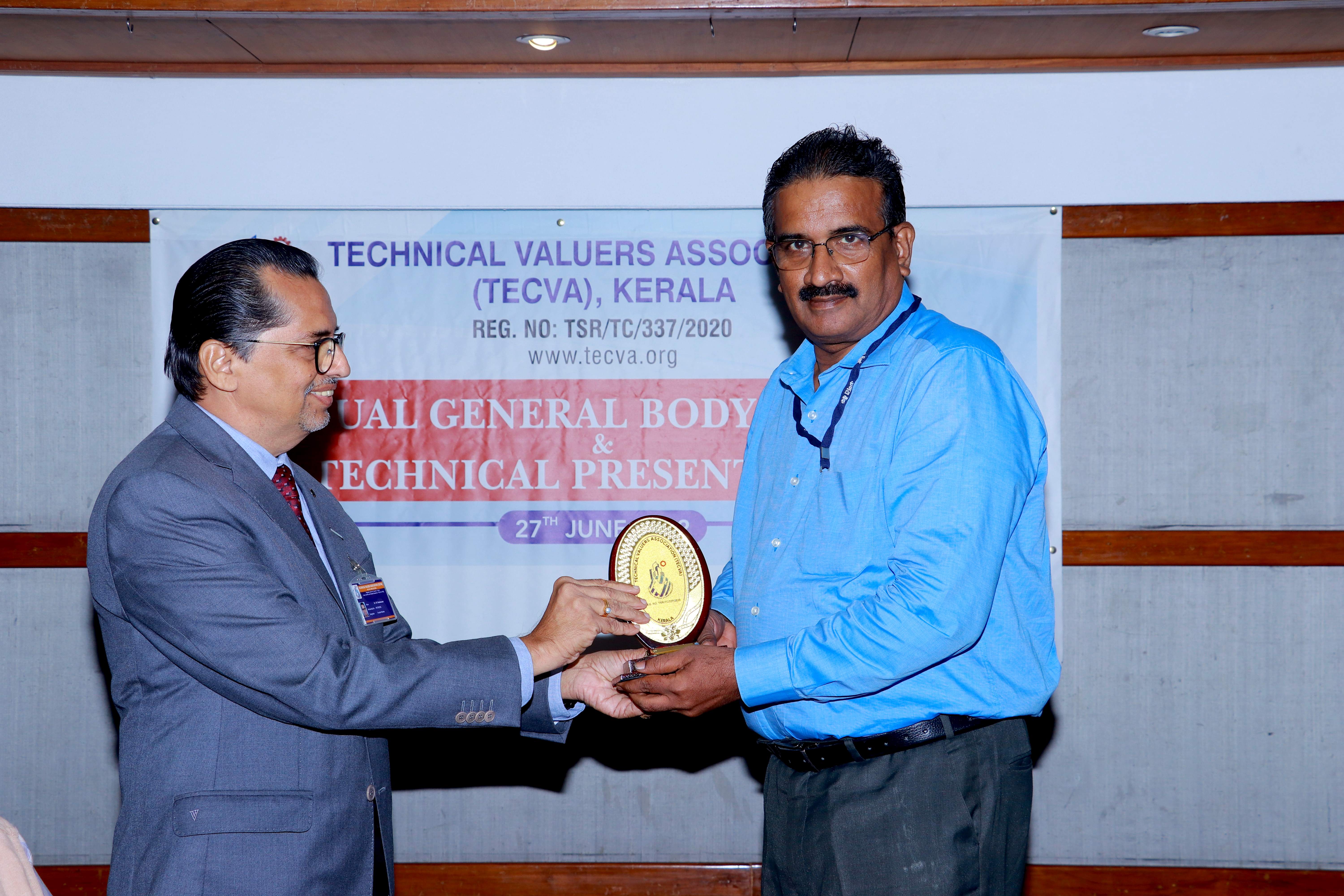 Memento to Guest of Honour Shri. SATHYANARAYANAN.C.